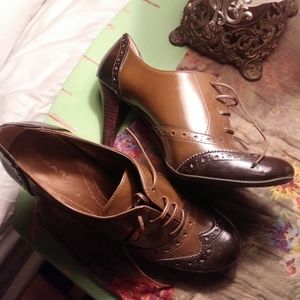 Tahari Wing Tip Oxfords Size 8